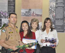 Estudantes de 13 escolas estaduais da Capital foram premiados nesta sexta-feira (16) pelo Núcleo Regional de Educação de Curitiba e pelo Batalhão da Patrulha Escolar Comunitária (BPEC) no concurso fotográfico Mostre seu talento. As produções fotográficas tiveram como foco as atuações comunitárias da Polícia Militar do Paraná.