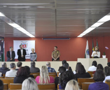 Estudantes de 13 escolas estaduais da Capital foram premiados nesta sexta-feira (16) pelo Núcleo Regional de Educação de Curitiba e pelo Batalhão da Patrulha Escolar Comunitária (BPEC) no concurso fotográfico Mostre seu talento. As produções fotográficas tiveram como foco as atuações comunitárias da Polícia Militar do Paraná.