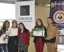 Estudantes de 13 escolas estaduais da Capital foram premiados nesta sexta-feira (16) pelo Núcleo Regional de Educação de Curitiba e pelo Batalhão da Patrulha Escolar Comunitária (BPEC) no concurso fotográfico Mostre seu talento. As produções fotográficas tiveram como foco as atuações comunitárias da Polícia Militar do Paraná.