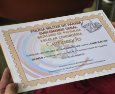 Estudantes de 13 escolas estaduais da Capital foram premiados nesta sexta-feira (16) pelo Núcleo Regional de Educação de Curitiba e pelo Batalhão da Patrulha Escolar Comunitária (BPEC) no concurso fotográfico Mostre seu talento. As produções fotográficas tiveram como foco as atuações comunitárias da Polícia Militar do Paraná.