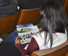 Estudantes de 13 escolas estaduais da Capital foram premiados nesta sexta-feira (16) pelo Núcleo Regional de Educação de Curitiba e pelo Batalhão da Patrulha Escolar Comunitária (BPEC) no concurso fotográfico Mostre seu talento. As produções fotográficas tiveram como foco as atuações comunitárias da Polícia Militar do Paraná.