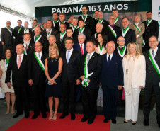 Dois professores da rede estadual do Paraná, junto com outras 35 personalidades das áreas da ciência, artes, religião, política, direito, economia, administração pública e empresários, foram condecorados com a Ordem Estadual do Pinheiro, a mais alta honraria concedida pelo Governo do Paraná. Esta foi a primeira vez que dois professores receberam a Ordem do Pinheiro como reconhecimento aos serviços prestados na área da educação.