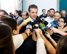 Dois professores da rede estadual do Paraná, junto com outras 35 personalidades das áreas da ciência, artes, religião, política, direito, economia, administração pública e empresários, foram condecorados com a Ordem Estadual do Pinheiro, a mais alta honraria concedida pelo Governo do Paraná. Esta foi a primeira vez que dois professores receberam a Ordem do Pinheiro como reconhecimento aos serviços prestados na área da educação.
