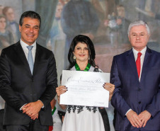 A professora Carla Milene Knechtel, de Cascavel, com mais de vinte anos dedicados ao magistério, disse que está muito grata