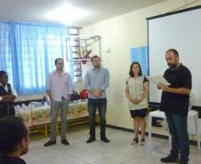 Escolas e professores das redes estadual e municipal de ensino e do Instituto Federal do Paraná (Câmpus Telêmaco Borba) foram contemplados nesta semana pela participação no programa de computação Hora do Código. Na foto, cerimônia de entrega dos kits de robótica no Colégio Estadual Mathias Jacomel, em Pinhais.