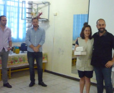 Escolas e professores das redes estadual e municipal de ensino e do Instituto Federal do Paraná (Câmpus Telêmaco Borba) foram contemplados nesta semana pela participação no programa de computação Hora do Código. Na foto, cerimônia de entrega dos kits de robótica no Colégio Estadual Mathias Jacomel, em Pinhais.