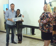 Escolas e professores das redes estadual e municipal de ensino e do Instituto Federal do Paraná (Câmpus Telêmaco Borba) foram contemplados nesta semana pela participação no programa de computação Hora do Código. Na foto, cerimônia de entrega dos kits de robótica no Colégio Estadual Mathias Jacomel, em Pinhais.