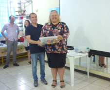 Escolas e professores das redes estadual e municipal de ensino e do Instituto Federal do Paraná (Câmpus Telêmaco Borba) foram contemplados nesta semana pela participação no programa de computação Hora do Código. Na foto, cerimônia de entrega dos kits de robótica no Colégio Estadual Mathias Jacomel, em Pinhais.