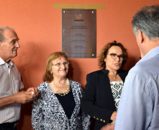 A população da região do bairro Canadá, em Cascavel, será atendida com uma nova escola entregue nesta quarta-feira (21). O Colégio Estadual Acquilino Massochin oferta mil vagas, nos ensinos fundamental e médio, e começa a funcionar para o ano letivo de 2017.

Com investimento de R$ 3,4 milhões, a unidade tem quase 3 mil metros quadrados de área construída e possui 12 salas de aula, laboratório, biblioteca, quadra e demais espaços, como refeitório e banheiros.