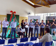 A população da região do bairro Canadá, em Cascavel, será atendida com uma nova escola entregue nesta quarta-feira (21). O Colégio Estadual Acquilino Massochin oferta mil vagas, nos ensinos fundamental e médio, e começa a funcionar para o ano letivo de 2017.

Com investimento de R$ 3,4 milhões, a unidade tem quase 3 mil metros quadrados de área construída e possui 12 salas de aula, laboratório, biblioteca, quadra e demais espaços, como refeitório e banheiros.