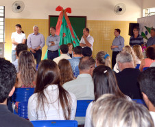 A população da região do bairro Canadá, em Cascavel, será atendida com uma nova escola entregue nesta quarta-feira (21). O Colégio Estadual Acquilino Massochin oferta mil vagas, nos ensinos fundamental e médio, e começa a funcionar para o ano letivo de 2017.

Com investimento de R$ 3,4 milhões, a unidade tem quase 3 mil metros quadrados de área construída e possui 12 salas de aula, laboratório, biblioteca, quadra e demais espaços, como refeitório e banheiros.