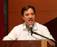 Segundo o chefe da CAF, Manoel José Vicente, as escolas participantes têm desenvolvido projetos inovadores e com bons resultados. “Temos muitos bons exemplos e esta iniciativa é uma forma de estimular e valorizar os gestores que se destacam”, afirmou. Na foto, cerimônia de premiação no NRE de Toledo, em 2016.