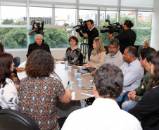 O chefe da Casa Civil Valdir Rossoni reafirmou nesta sexta-feira (27) que o Governo não vai revogar nenhuma das medidas adotadas para regulamentar a hora-atividade de professores e a distribuição de aulas extraordinárias na rede estadual de Educação. “Está implantado e não vai haver recuo”, afirmou o secretário durante reunião com dirigentes da APP-Sindicato, no Palácio Iguaçu.