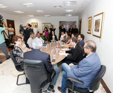 O chefe da Casa Civil Valdir Rossoni reafirmou nesta sexta-feira (27) que o Governo não vai revogar nenhuma das medidas adotadas para regulamentar a hora-atividade de professores e a distribuição de aulas extraordinárias na rede estadual de Educação. “Está implantado e não vai haver recuo”, afirmou o secretário durante reunião com dirigentes da APP-Sindicato, no Palácio Iguaçu.
