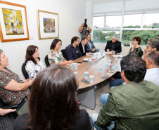 O chefe da Casa Civil Valdir Rossoni reafirmou nesta sexta-feira (27) que o Governo não vai revogar nenhuma das medidas adotadas para regulamentar a hora-atividade de professores e a distribuição de aulas extraordinárias na rede estadual de Educação. “Está implantado e não vai haver recuo”, afirmou o secretário durante reunião com dirigentes da APP-Sindicato, no Palácio Iguaçu.