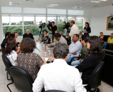 O chefe da Casa Civil Valdir Rossoni reafirmou nesta sexta-feira (27) que o Governo não vai revogar nenhuma das medidas adotadas para regulamentar a hora-atividade de professores e a distribuição de aulas extraordinárias na rede estadual de Educação. “Está implantado e não vai haver recuo”, afirmou o secretário durante reunião com dirigentes da APP-Sindicato, no Palácio Iguaçu.