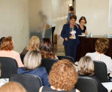 A secretária da Educação, professora Ana Seres, reuniu nesta segunda-feira (30), em Curitiba, os 32 chefes de Núcleos Regionais da Educação para tratar de assuntos administrativos e pedagógicos, como início do ano letivo, semana pedagógica,infraestrutura e distribuição de aulas. Esta é a segunda reunião de trabalho do ano com a presença de todas as chefias de Núcleo e da direção da secretaria.