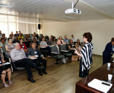 A secretária da Educação, professora Ana Seres, reuniu nesta segunda-feira (30), em Curitiba, os 32 chefes de Núcleos Regionais da Educação para tratar de assuntos administrativos e pedagógicos, como início do ano letivo, semana pedagógica,infraestrutura e distribuição de aulas. Esta é a segunda reunião de trabalho do ano com a presença de todas as chefias de Núcleo e da direção da secretaria.