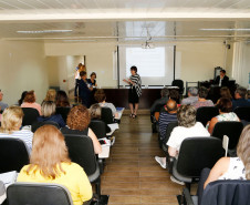 A secretária da Educação, professora Ana Seres, reuniu nesta segunda-feira (30), em Curitiba, os 32 chefes de Núcleos Regionais da Educação para tratar de assuntos administrativos e pedagógicos, como início do ano letivo, semana pedagógica,infraestrutura e distribuição de aulas. Esta é a segunda reunião de trabalho do ano com a presença de todas as chefias de Núcleo e da direção da secretaria.