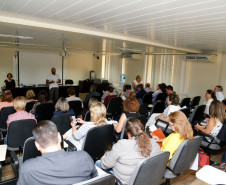 A secretária da Educação, professora Ana Seres, reuniu nesta segunda-feira (30), em Curitiba, os 32 chefes de Núcleos Regionais da Educação para tratar de assuntos administrativos e pedagógicos, como início do ano letivo, semana pedagógica,infraestrutura e distribuição de aulas. Esta é a segunda reunião de trabalho do ano com a presença de todas as chefias de Núcleo e da direção da secretaria.