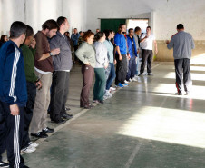 Quando o assunto é hora-atividade, as escolas particulares oferecem um acréscimo de 12% do salário do docente para a preparação de atividades e correções de provas e trabalhos, desde que ela seja cumprida dentro da instituição de ensino. Caso o professor opte por desempenhá-las em outro local, não há benefício.