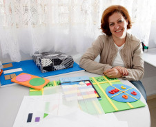 De acordo com dados do Sindicato dos Estabelecimentos Particulares de Ensino do Paraná (Sinepe), o piso para os professores de escolas particulares gira em torno de R$ 2,6 mil para uma jornada de 40 horas semanais, enquanto os professores da rede estadual de ensino recebem remuneração de R$ 3,6 mil pela mesma carga horária, sendo R$ 2,8 mil de salário e R$ 800 de auxílio-transporte.