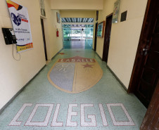 Uma comissão formada por estudantes, professores e funcionários do Colégio Estadual La Salle, localizado no bairro Pinheirinho, em Curitiba, vai acompanhar as obras de reformas e melhorias da unidade, contemplada pelo programa Escola 1000. O programa, lançado no ano passado, vai reformar mil escolas da rede estadual, totalizando investimento de R$ 100 milhões. Cada unidade recebeu R$ 100 mil e as obras foram definidas em audiências públicas com a comunidade.