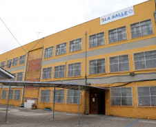 Uma comissão formada por estudantes, professores e funcionários do Colégio Estadual La Salle, localizado no bairro Pinheirinho, em Curitiba, vai acompanhar as obras de reformas e melhorias da unidade, contemplada pelo programa Escola 1000. O programa, lançado no ano passado, vai reformar mil escolas da rede estadual, totalizando investimento de R$ 100 milhões. Cada unidade recebeu R$ 100 mil e as obras foram definidas em audiências públicas com a comunidade.