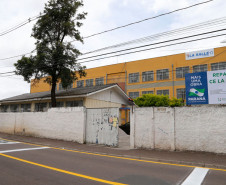 Uma comissão formada por estudantes, professores e funcionários do Colégio Estadual La Salle, localizado no bairro Pinheirinho, em Curitiba, vai acompanhar as obras de reformas e melhorias da unidade, contemplada pelo programa Escola 1000. O programa, lançado no ano passado, vai reformar mil escolas da rede estadual, totalizando investimento de R$ 100 milhões. Cada unidade recebeu R$ 100 mil e as obras foram definidas em audiências públicas com a comunidade.