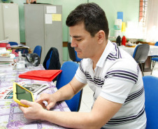 A distribuição de aulas para os mais de 50 mil professores do Quadro Próprio do Magistério (QPM) está mais transparente este ano. A Secretaria de Estado da Educação, em parceria com a Celepar, colocou no ar o novo sistema de distribuição informatizada, que contempla todas as aulas disponíveis nos 32 Núcleos Regionais de Educação do Paraná. Até o ano passado, a distribuição era feita manualmente e o processo completo demorava até 30 dias para ser concluído.