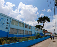 No Colégio Estadual Romário Martins, em Piraquara, na Região Metropolitana de Curitiba, oito funcionários trabalham para deixar a escola pronta para recepcionar os 1