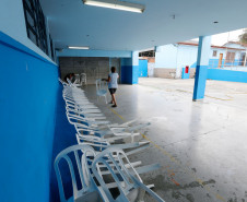 No Colégio Estadual Romário Martins, em Piraquara, na Região Metropolitana de Curitiba, oito funcionários trabalham para deixar a escola pronta para recepcionar os 1