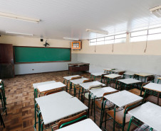 No Colégio Estadual Romário Martins, em Piraquara, na Região Metropolitana de Curitiba, oito funcionários trabalham para deixar a escola pronta para recepcionar os 1