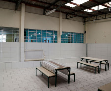No Colégio Estadual Romário Martins, em Piraquara, na Região Metropolitana de Curitiba, oito funcionários trabalham para deixar a escola pronta para recepcionar os 1