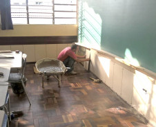 Quando retornaram à escola, os 1.250 alunos do Colégio Estadual São Paulo Apóstolo, em Curitiba, vão encontrar salas de aula com novo acabamento. Todas as salas terão azulejos nas paredes, que vão tornar o ambiente mais claro, arejado e fresco, além de facilitar a limpeza. “Era um desejo antigo que tínhamos de colocar azulejos nas salas para facilitar a limpeza e tornar o ambiente mais agradável para os alunos e professores”, comentou a diretora auxiliar, Simone Herrera Natal.