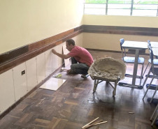 Quando retornaram à escola, os 1.250 alunos do Colégio Estadual São Paulo Apóstolo, em Curitiba, vão encontrar salas de aula com novo acabamento. Todas as salas terão azulejos nas paredes, que vão tornar o ambiente mais claro, arejado e fresco, além de facilitar a limpeza. “Era um desejo antigo que tínhamos de colocar azulejos nas salas para facilitar a limpeza e tornar o ambiente mais agradável para os alunos e professores”, comentou a diretora auxiliar, Simone Herrera Natal.