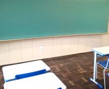 Quando retornaram à escola, os 1.250 alunos do Colégio Estadual São Paulo Apóstolo, em Curitiba, vão encontrar salas de aula com novo acabamento. Todas as salas terão azulejos nas paredes, que vão tornar o ambiente mais claro, arejado e fresco, além de facilitar a limpeza. “Era um desejo antigo que tínhamos de colocar azulejos nas salas para facilitar a limpeza e tornar o ambiente mais agradável para os alunos e professores”, comentou a diretora auxiliar, Simone Herrera Natal.