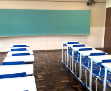 Quando retornaram à escola, os 1.250 alunos do Colégio Estadual São Paulo Apóstolo, em Curitiba, vão encontrar salas de aula com novo acabamento. Todas as salas terão azulejos nas paredes, que vão tornar o ambiente mais claro, arejado e fresco, além de facilitar a limpeza. “Era um desejo antigo que tínhamos de colocar azulejos nas salas para facilitar a limpeza e tornar o ambiente mais agradável para os alunos e professores”, comentou a diretora auxiliar, Simone Herrera Natal.