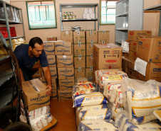 Começaram a ser entregues, às 2,1 mil escolas da rede pública estadual, 18 itens de alimentos não perecíveis que integram a merenda escolar. As escolas também estão recebendo carne de frango. Juntos, todos os itens totalizam cerca de 1,5 mil toneladas. Esta é a primeira remessa do ano. Em seguida, as escolas receberão também os alimentos oriundos da agricultura familiar.