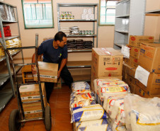 Começaram a ser entregues, às 2,1 mil escolas da rede pública estadual, 18 itens de alimentos não perecíveis que integram a merenda escolar. As escolas também estão recebendo carne de frango. Juntos, todos os itens totalizam cerca de 1,5 mil toneladas. Esta é a primeira remessa do ano. Em seguida, as escolas receberão também os alimentos oriundos da agricultura familiar.