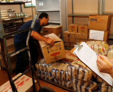 Começaram a ser entregues, às 2,1 mil escolas da rede pública estadual, 18 itens de alimentos não perecíveis que integram a merenda escolar. As escolas também estão recebendo carne de frango. Juntos, todos os itens totalizam cerca de 1,5 mil toneladas. Esta é a primeira remessa do ano. Em seguida, as escolas receberão também os alimentos oriundos da agricultura familiar.