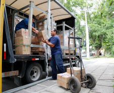Começaram a ser entregues, às 2,1 mil escolas da rede pública estadual, 18 itens de alimentos não perecíveis que integram a merenda escolar. As escolas também estão recebendo carne de frango. Juntos, todos os itens totalizam cerca de 1,5 mil toneladas. Esta é a primeira remessa do ano. Em seguida, as escolas receberão também os alimentos oriundos da agricultura familiar.