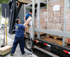 Começaram a ser entregues, às 2,1 mil escolas da rede pública estadual, 18 itens de alimentos não perecíveis que integram a merenda escolar. As escolas também estão recebendo carne de frango. Juntos, todos os itens totalizam cerca de 1,5 mil toneladas. Esta é a primeira remessa do ano. Em seguida, as escolas receberão também os alimentos oriundos da agricultura familiar.