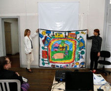 A Secretaria de Estado da Educação, por meio do Museu da Escola Paranaense, vai ofertar o curso de Educação Patrimonial e Pertencimento na Formação de Educadores para diretores das escolas de Curitiba. Nesta quarta-feira (8), cerca de 40 participantes entre professores, pedagogos das redes municipal e estadual de Curitiba e alunos de pedagogia da UFPR concluíram a formação. O curso teve duração de 20 horas que serão computadas para avanço no plano de carreira aos profissionais da educação.