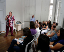 A Secretaria de Estado da Educação, por meio do Museu da Escola Paranaense, vai ofertar o curso de Educação Patrimonial e Pertencimento na Formação de Educadores para diretores das escolas de Curitiba. Nesta quarta-feira (8), cerca de 40 participantes entre professores, pedagogos das redes municipal e estadual de Curitiba e alunos de pedagogia da UFPR concluíram a formação. O curso teve duração de 20 horas que serão computadas para avanço no plano de carreira aos profissionais da educação.