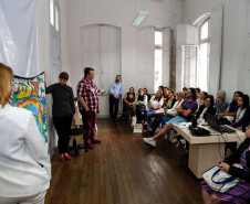 A Secretaria de Estado da Educação, por meio do Museu da Escola Paranaense, vai ofertar o curso de Educação Patrimonial e Pertencimento na Formação de Educadores para diretores das escolas de Curitiba. Nesta quarta-feira (8), cerca de 40 participantes entre professores, pedagogos das redes municipal e estadual de Curitiba e alunos de pedagogia da UFPR concluíram a formação. O curso teve duração de 20 horas que serão computadas para avanço no plano de carreira aos profissionais da educação.