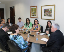 O chefe da Casa Civil, Valdir Rossoni, e a secretária de Estado da Educação, professora Ana Seres, e o procurador-geral do Estado, Paulo Rosso, receberam a direção do sindicato dos professores para uma reunião no Palácio Iguaçu, no final da tarde desta quarta-feira (08).