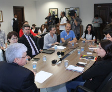 O chefe da Casa Civil, Valdir Rossoni, e a secretária de Estado da Educação, professora Ana Seres, e o procurador-geral do Estado, Paulo Rosso, receberam a direção do sindicato dos professores para uma reunião no Palácio Iguaçu, no final da tarde desta quarta-feira (08).