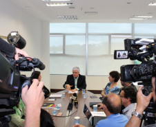 O chefe da Casa Civil, Valdir Rossoni, e a secretária de Estado da Educação, professora Ana Seres, e o procurador-geral do Estado, Paulo Rosso, receberam a direção do sindicato dos professores para uma reunião no Palácio Iguaçu, no final da tarde desta quarta-feira (08).