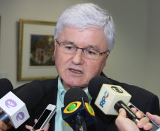 O chefe da Casa Civil, Valdir Rossoni, e a secretária de Estado da Educação, professora Ana Seres, e o procurador-geral do Estado, Paulo Rosso, receberam a direção do sindicato dos professores para uma reunião no Palácio Iguaçu, no final da tarde desta quarta-feira (08).
